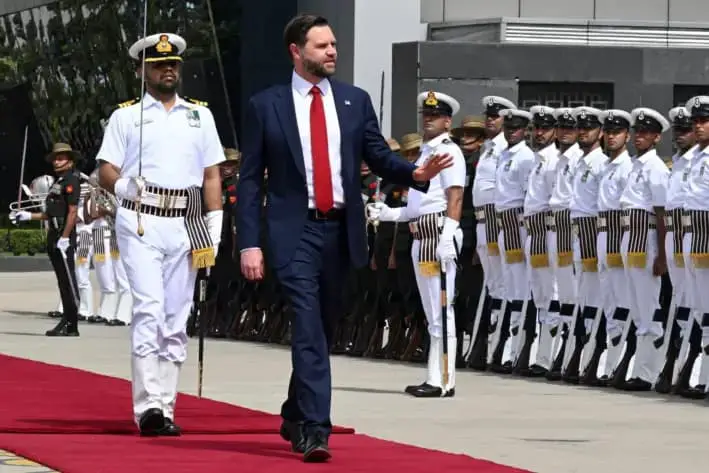 El vicepresidente estadounidense, J. D. Vance, llega a Nueva Delhi, India, el 21 de abril de 2025. (Kenny Holston/The New York Times vía AP)