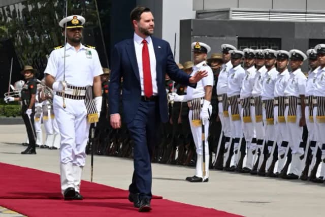 Vance llega a la India para iniciar una visita de cuatro días con su familia