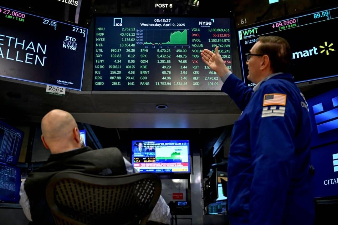 El Dow Jones cae 1000 puntos, mientras Trump vuelve a pedir a la Fed que baje las tasas de interés