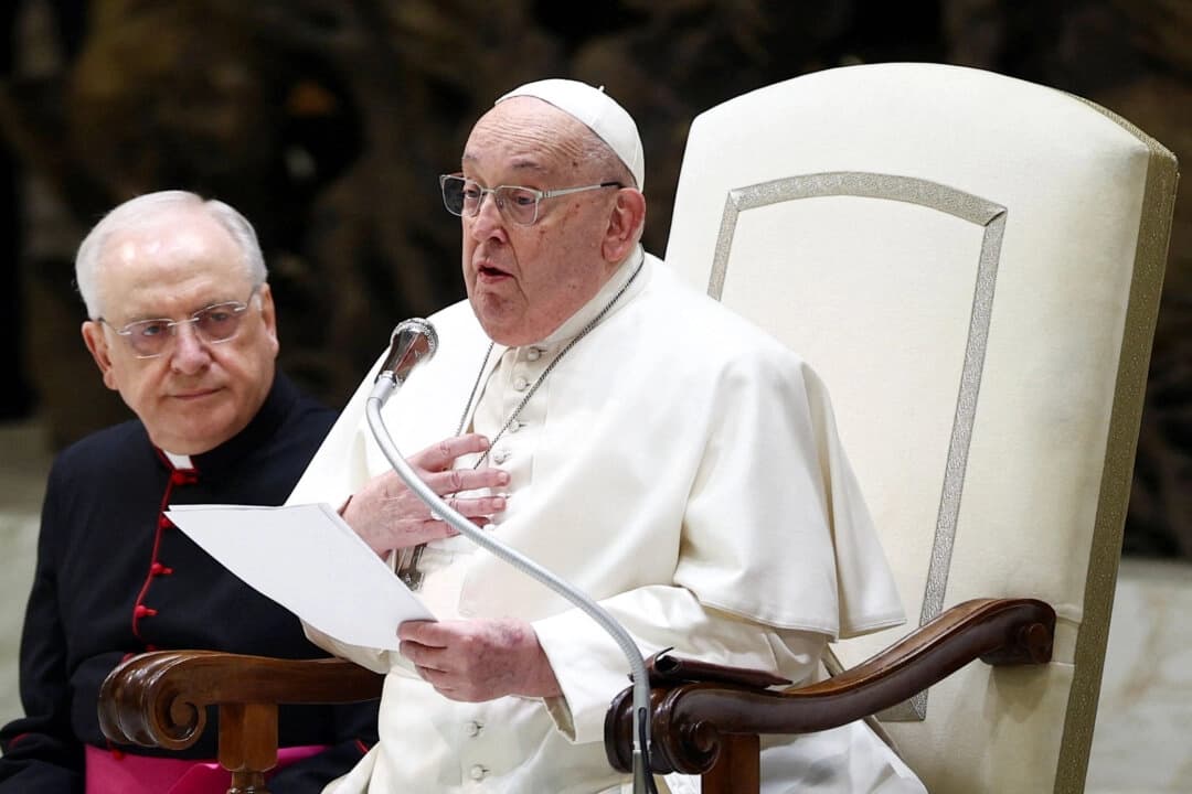 El papa Francisco habla durante la audiencia general semanal, en la Sala Paul VI del Vaticano, el 12 de febrero de 2025. (Guglielmo Mangiapane/Reuters)