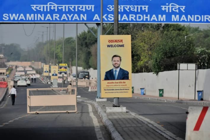 Una pancarta que da la bienvenida al vicepresidente estadounidense J.D. Vance está atada a un poste en una calle de Nueva Delhi, India, el 21 de abril de 2025. (Foto AP)