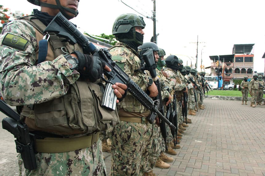 Soldados hacen guardia durante una operación contra el crimen en Guayaquil, Ecuador, el 5 de abril de 2025. (Gerardo Menoscal/AFP vía Getty Images)