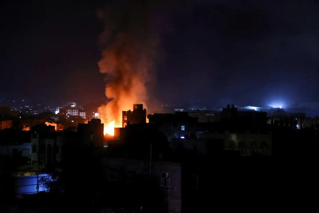 Fuego y humo se elevan desde el lugar de un ataque aéreo en Saná, Yemen, el 19 de marzo de 2025. (Khaled Abdullah/Reuters)
