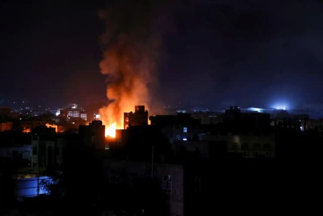 Mueren 12 personas en ataque de EE. UU. contra capital de Yemen, según ministerio controlado por hutíes