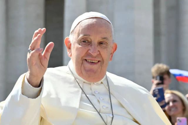 Trump ordena izar las banderas a media asta en honor al papa Francisco