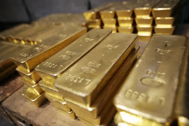 El oro alcanza un nuevo récord de más de 3400 dólares por onza