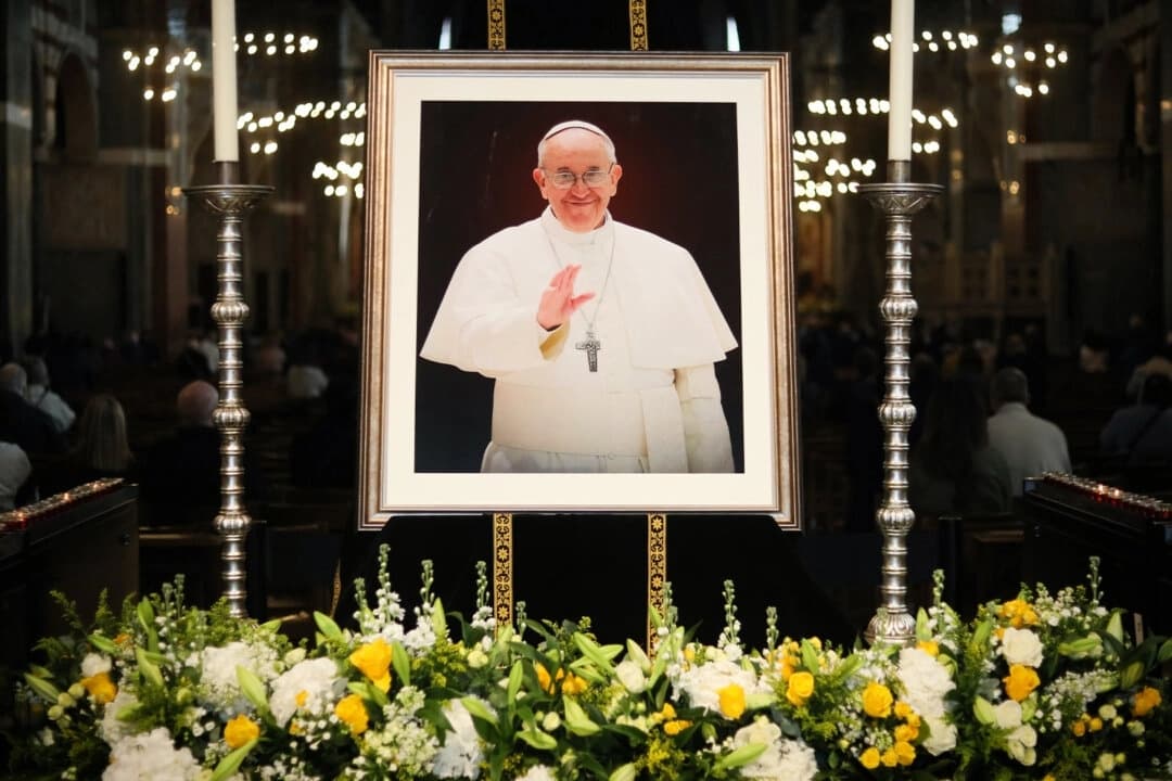 La catedral de Westminster conmemora la muerte del papa Francisco el 21 de abril de 2025 en Londres. (Alishia Abodunde/Getty Images)
