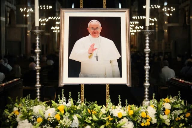 Un derrame cerebral y un fallo cardíaco fueron las causas de la muerte del papa