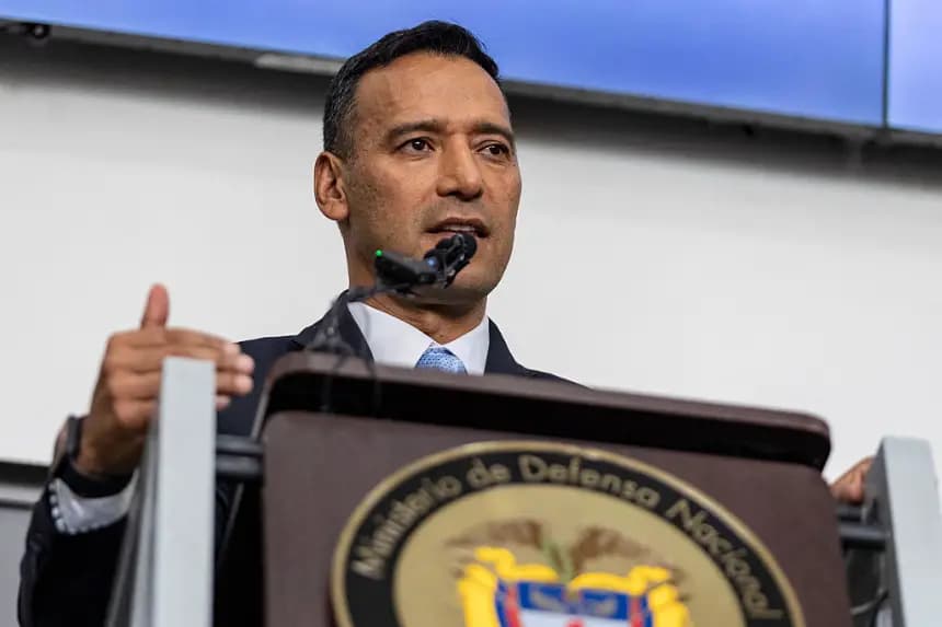 El ministro de Defensa de Colombia, Pedro Arnulfo Sánchez Suárez, habló durante una conferencia de prensa en la que anunció la adquisición del avión Gripen al gigante sueco de defensa y seguridad SAAB, en Bogotá el 3 de abril de 2025. (Alejandro Martínez/AFP vía Getty Images)