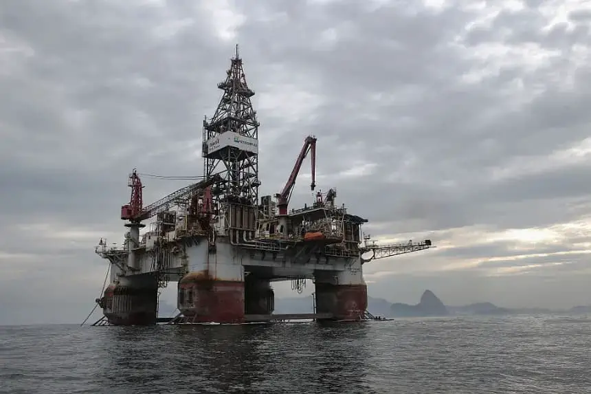 Una plataforma petrolera de Petrobras flota en el Océano Atlántico cerca de la Bahía de Guanabara el 3 de julio de 2015 en Río de Janeiro, Brasil. (Mario Tama/Getty Images)