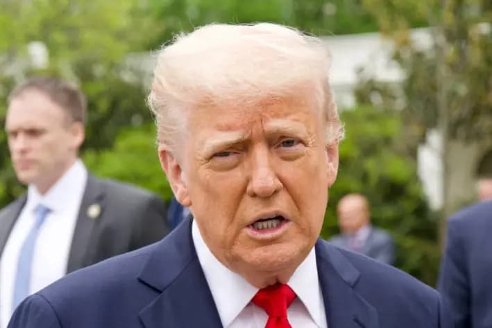El presidente Donald Trump habla con los periodistas durante el evento de la carrera de huevos de Pascua en la Casa Blanca, en Washington, el 21 de abril de 2025. (Travis Gillmore/The Epoch Times)