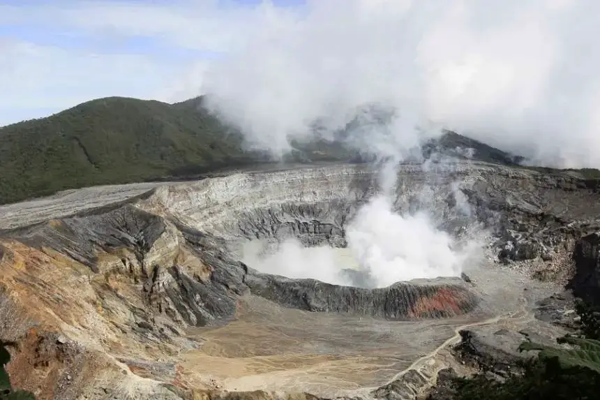 Fotografía de archivo del cráter del volcán Poás en Costa Rica. EFE/Jeffrey Arguedas