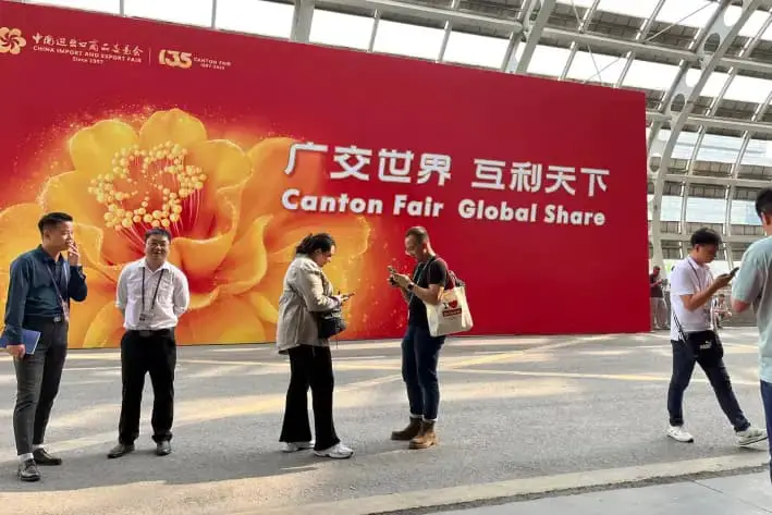 Visitantes asisten a la Feria de Importación y Exportación de China, también conocida como Feria de Cantón, en Guangzhou, provincia de Guangdong, China, el 15 de abril de 2024. (David Kirton/Reuters)