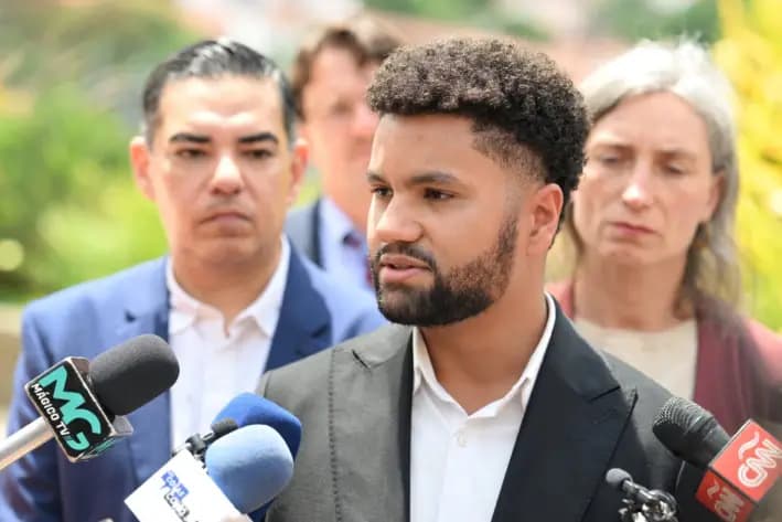 El representante estadounidense Maxwell Frost (D-Fla.) habla durante una conferencia de prensa sobre la liberación del salvadoreño Kilmar Abrego García en San Salvador, El Salvador, el 21 de abril de 2025. (Marvin Recinos/AFP vía Getty Images)