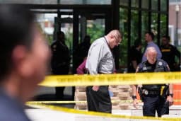 Autoridades investigan el lugar donde un oficial de Texas y un sospechoso recibieron disparos fuera del Centro de Derecho Familiar en Houston el 21 de abril de 2025. (Brett Coomer/Houston Chronicle vía AP). 