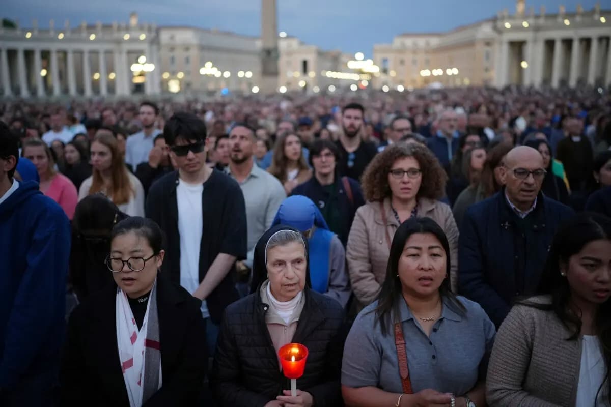 Los fieles se reúnen para rezar el rosario por el difunto papa Francisco, en la plaza de San Pedro del Vaticano, en Roma, el 21 de abril de 2025. (Alessandra Tarantino/AP)