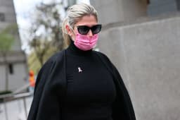 Nadine Menendez, esposa del exsenador Bob Menendez (D-NJ), sale de la Corte Federal de Manhattan tras su juicio el 21 de abril de 2025 en la ciudad de Nueva York. (Michael M. Santiago/Getty Images)