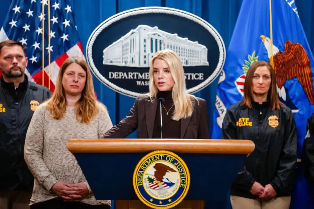 La fiscal general Pam Bondi habla durante una rueda de prensa en el Departamento de Justicia en Washington el 12 de febrero de 2025. (Madalina Vasiliu/The Epoch Times)