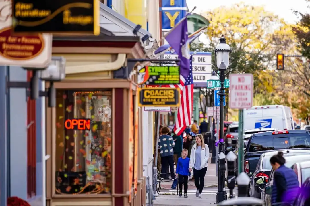Gente pasa frente a pequeños negocios en Doylestown, Pensilvania, el 4 de noviembre de 2021. (Matt Rourke/AP Photo)
