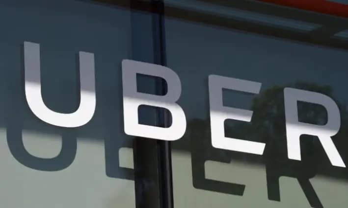El logotipo de Uber en el Skirball Center de Los Ángeles, el 8 de mayo de 2018. (Robyn Beck/AFP vía Getty Images)