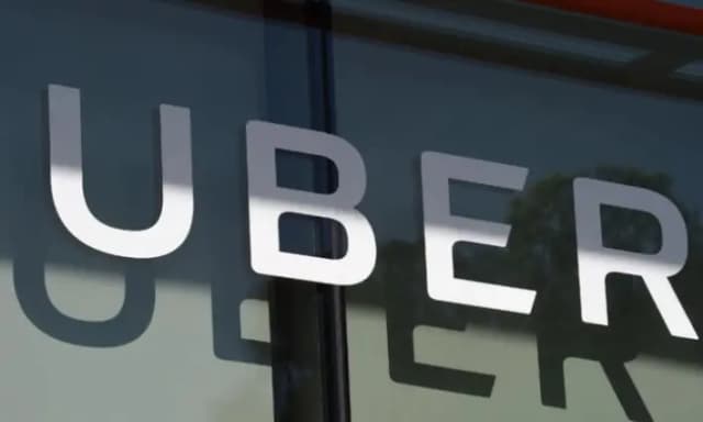 El logotipo de Uber en el Skirball Center de Los Ángeles, el 8 de mayo de 2018. (Robyn Beck/AFP vía Getty Images)