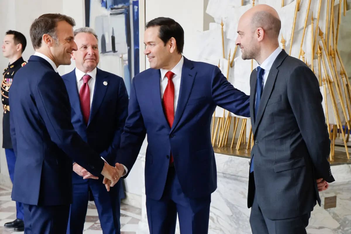 El presidente de Francia, Emmanuel Macron (izquierda), estrecha la mano del secretario de Estado de Estados Unidos, Marco Rubio (segundo por la derecha), junto al enviado especial estadounidense Steve Witkoff (centro) y el ministro francés para Europa y Asuntos Exteriores, Jean-Noel Barrot, el 17 de abril de 2025. (Ludovic Marin/AFP vía Getty Images).