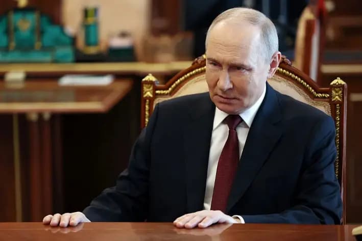 El presidente ruso, Vladímir Putin, se reúne con el jefe del Estado Mayor de las Fuerzas Armadas rusas, durante la cual anunció una tregua de Pascua, en Rusia, el 19 de abril de 2025. (Vyacheslav Prokofyev/Pool/AFP vía Getty Images)