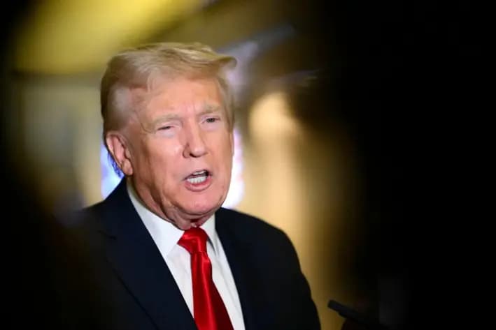 El presidente Donald Trump habla con periodistas a bordo del Air Force One durante el vuelo de Palm Beach a la Base Conjunta Andrews, a su regreso a la Casa Blanca, el 13 de abril de 2025. (Mandel Ngan/AFP vía Getty Images)