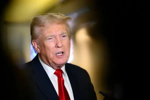 El presidente Donald Trump habla con periodistas a bordo del Air Force One durante el vuelo de Palm Beach a la Base Conjunta Andrews, a su regreso a la Casa Blanca, el 13 de abril de 2025. (Mandel Ngan/AFP vía Getty Images)