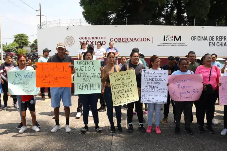 Migrantes venezolanos sostienen carteles en una manifestación el 21 de abril de 2025, en la ciudad de Tapachula (México), por la negativa del gobierno de Nicolás Maduro de gestionar vuelos de repatriación. EFE/ Juan Manuel Blanco