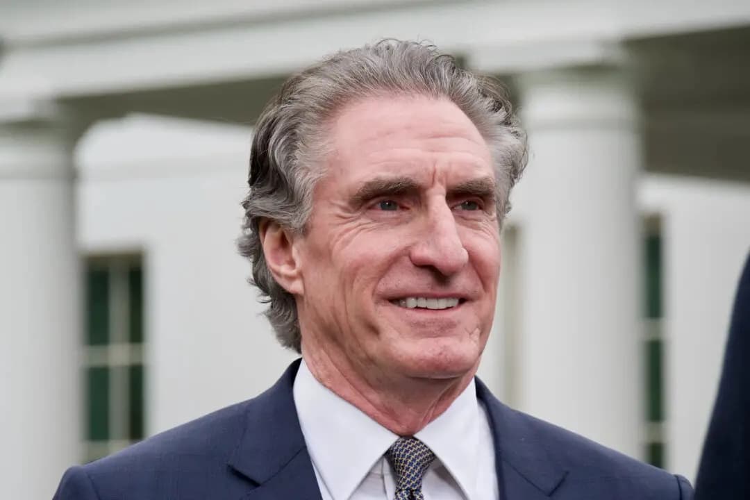 El secretario del Interior, Doug Burgum, en la Casa Blanca en Washington el 10 de abril de 2025. (Travis Gillmore/The Epoch Times)
