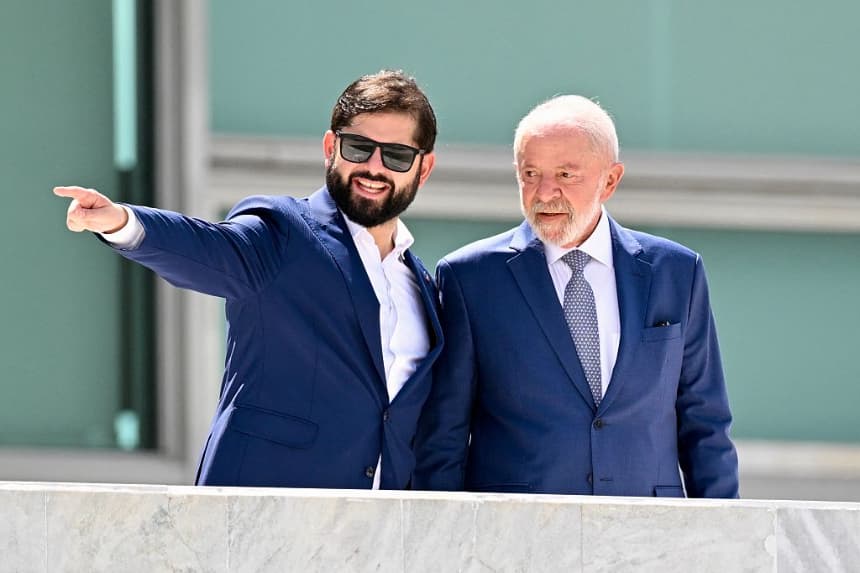 El presidente brasileño, Luiz Inácio Lula da Silva (d), habla con el presidente chileno, Gabriel Boric, durante una reunión en el Palacio de Planalto en Brasilia (Brasil) el 22 de marzo de 2025. (Evaristo Sa/AFP vía Getty Images)