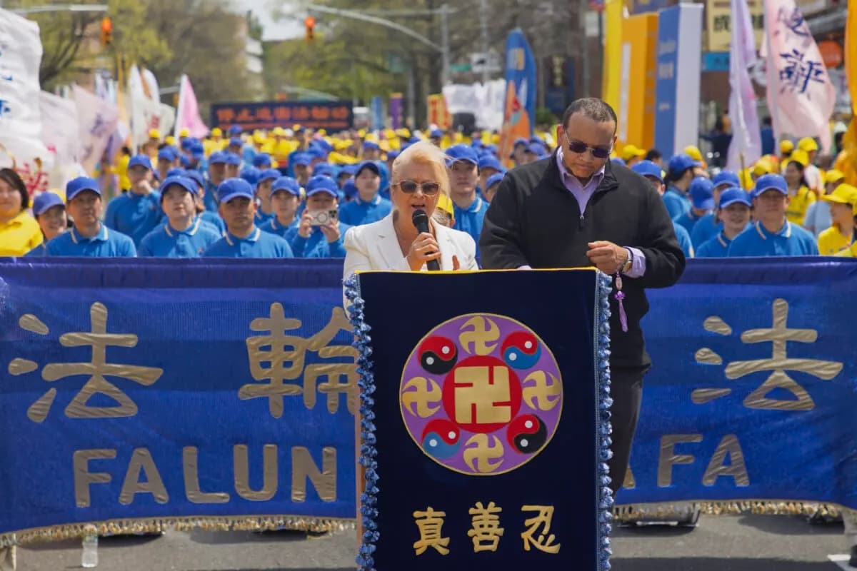 Martha Flores-Vázquez, líder del distrito de Flushing en la Asamblea del Estado de Nueva York, habla en un mitin de Falun Gong en Flushing, Nueva York, el 19 de abril de 2025. (Mark Zou/The Epoch Times)