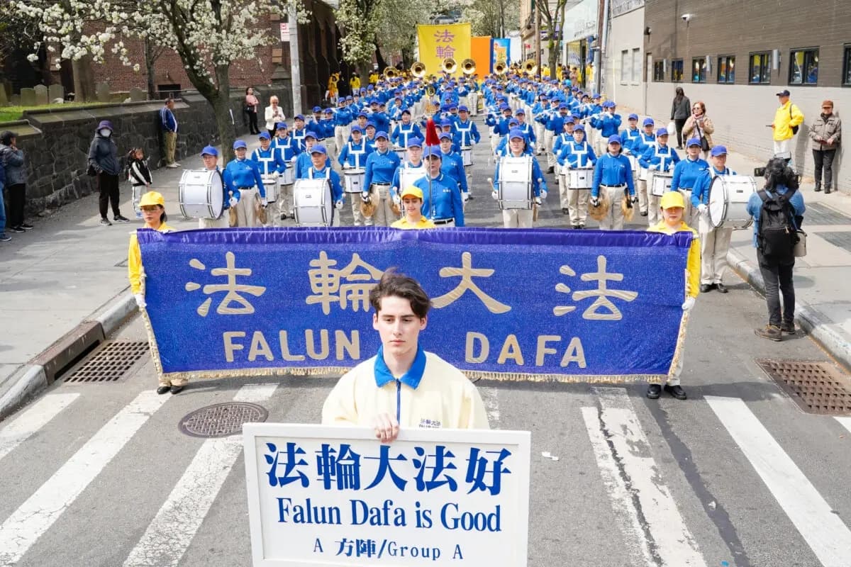Practicantes de Falun Gong participan en un desfile para pedir el fin de la persecución en China, en Flushing, Nueva York, el 19 de abril de 2025. (Zhang Jingyi/The Epoch Times)