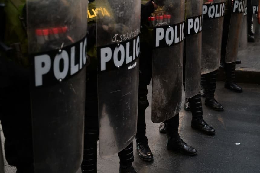 La policía antidisturbios se ven en los alrededores de la Plaza San Martín en Lima, Perú, el 14 de diciembre de 2022. (Martin Bernetti/AFP vía Getty Images)