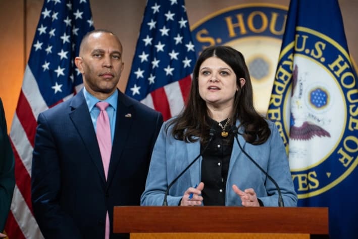 La representante Haley Stevens (D-Mich.) (der.) y el líder de la minoría de la Cámara de Representantes, Hakeem Jeffries (D-N.Y.), durante una conferencia de prensa, en Washington, el 6 de febrero de 2025. (Madalina Vasiliu/The Epoch Times)