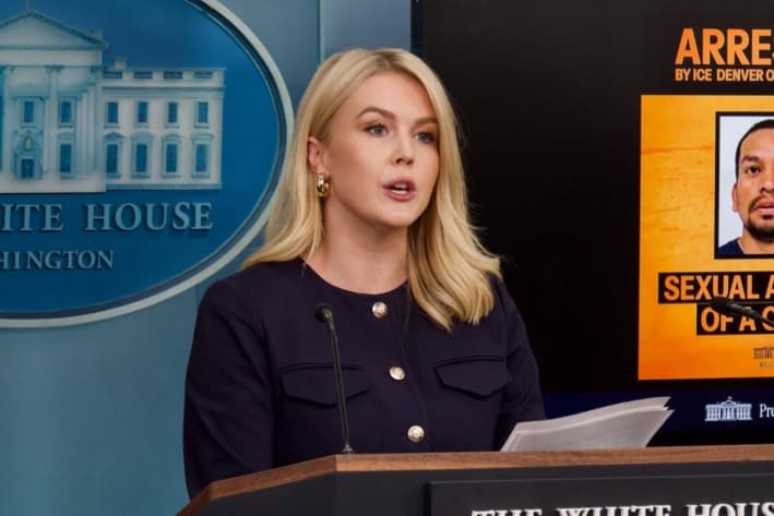 La secretaria de prensa de la Casa Blanca, Karoline Leavitt, se dirige a los periodistas en la sala de prensa de la Casa Blanca, en Washington, el 22 de abril de 2025. (Travis Gillmore/The Epoch Times)