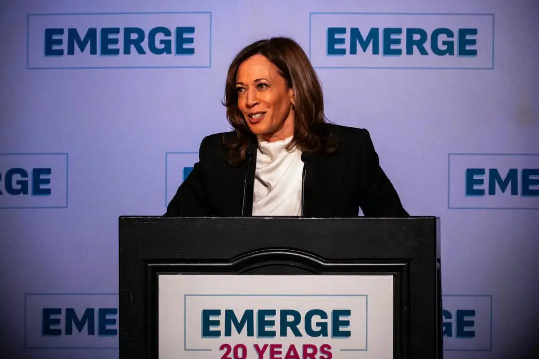La exvicepresidenta de Estados Unidos, Kamala Harris, habla en la gala del 20.º aniversario de Emerge en San Francisco, California, el 30 de abril de 2025. (Camille Cohen/AFP a través de Getty Images)