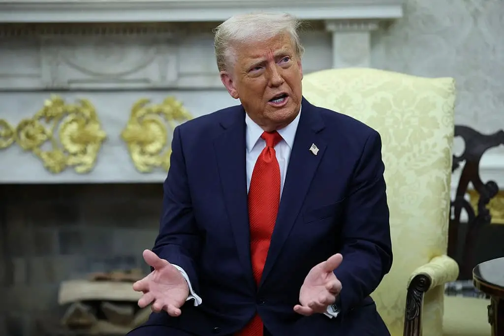 El presidente Donald Trump habla durante su reunión con el presidente Nayib Bukele de El Salvador en el Despacho Oval de la Casa Blanca el 14 de abril de 2025. (Win McNamee/Getty Images)