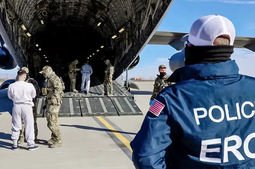 Un vuelo militar que transporta a inmigrantes ilegales miembros de la banda Tren de Aragua a la bahía de Guantánamo se prepara para despegar de El Paso, Texas, el 4 de febrero de 2025. (Departamento de Seguridad Nacional)
