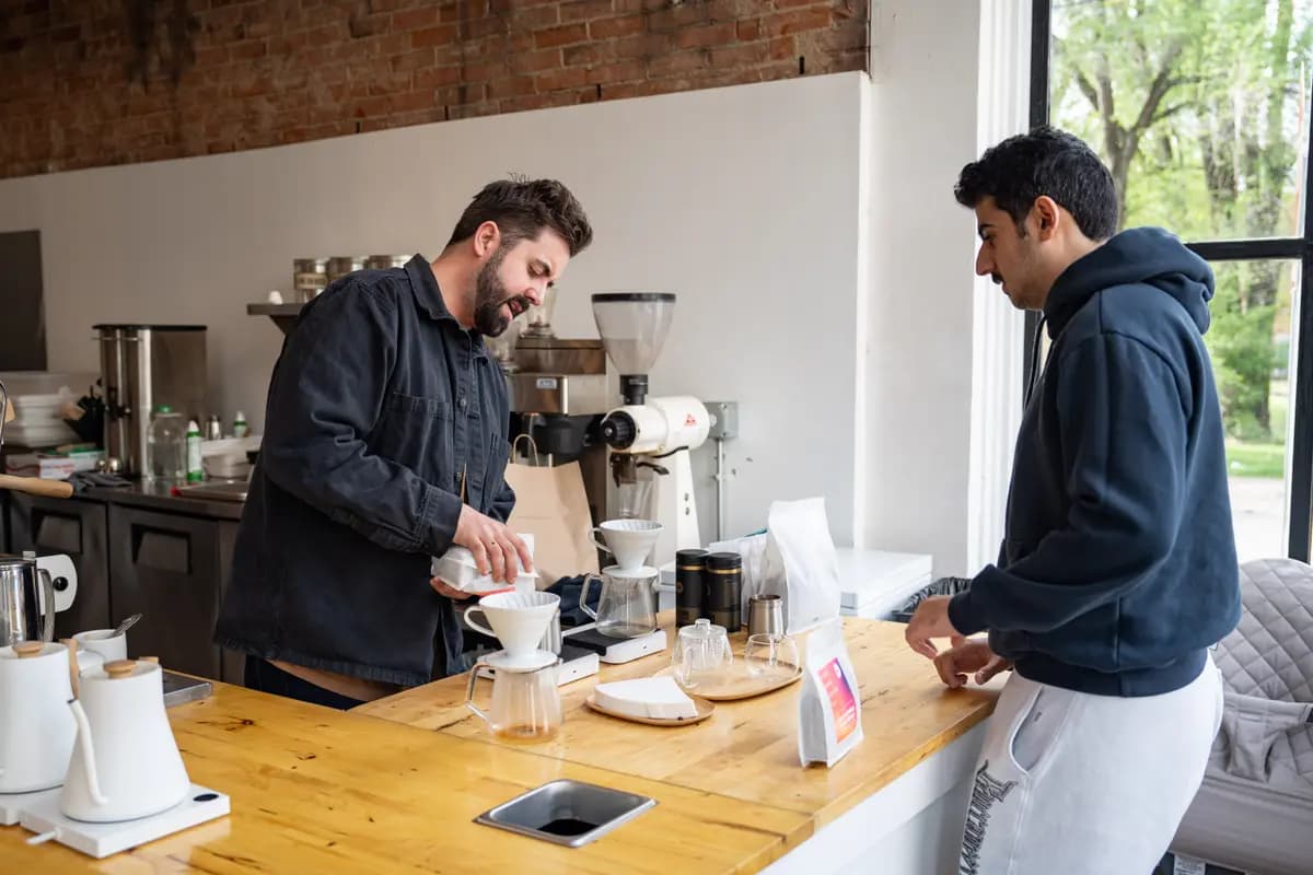 El candidato a la alcaldía de Cincinnati, Cory Bowman, atiende a un cliente en su cafetería en Cincinnati el 25 de abril de 2025. (Samira Bouaou/The Epoch Times)