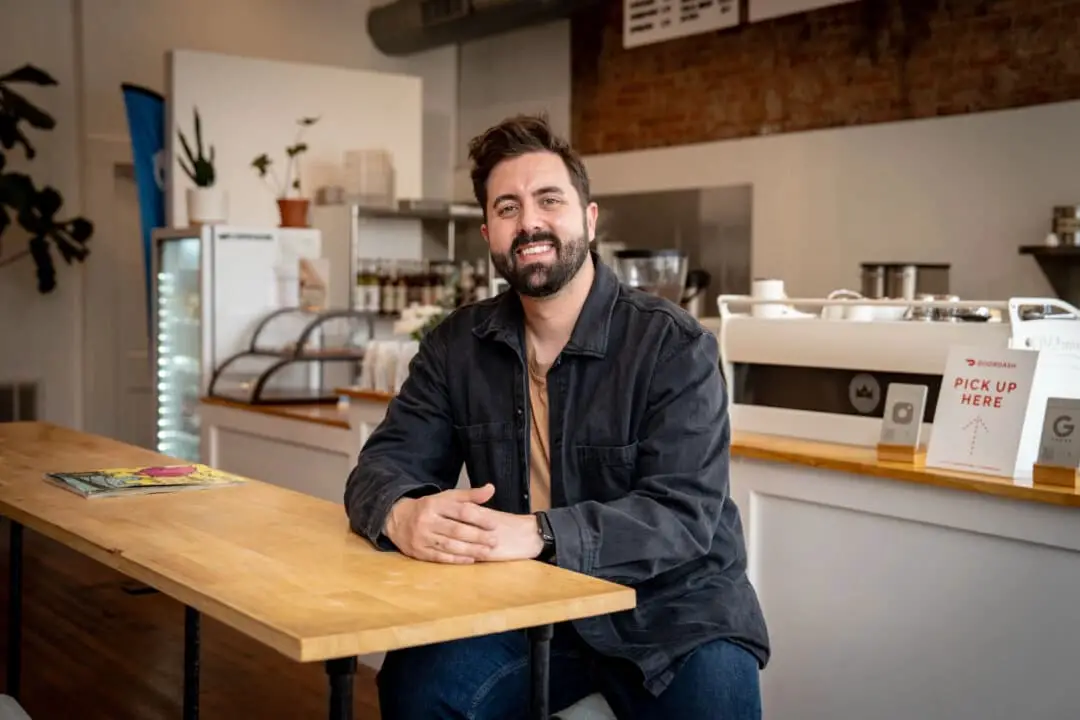 Cory Bowman, candidato a la alcaldía de Cincinnati, en su cafetería de Cincinnati el 25 de abril de 2025. (Samira Bouaou/The Epoch Times)