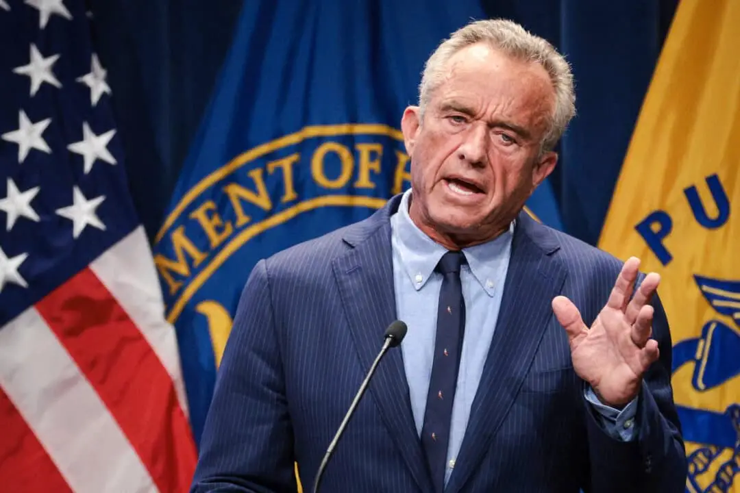 El secretario de Salud, Robert F. Kennedy Jr., habla durante una rueda de prensa en el Departamento de Salud y Servicios Humanos en Washington el 16 de abril de 2025. (Alex Wong/Getty Images).