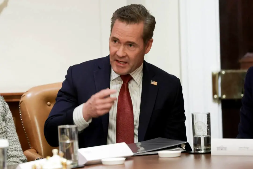 El asesor de seguridad nacional Mike Waltz habla mientras está sentado junto al presidente de Estados Unidos, Donald Trump, durante una reunión de embajadores en la Sala del Gabinete de la Casa Blanca en Washington, el 25 de marzo de 2025. Durante la reunión, Trump respondió a las preguntas de los periodistas sobre la noticia de que Jeffrey Goldberg, editor jefe de la revista The Atlantic, había sido añadido accidentalmente a un chat de Signal de altos funcionarios del Gobierno, en el que se discutía información altamente sensible sobre seguridad nacional. (Win McNamee/Getty Images)