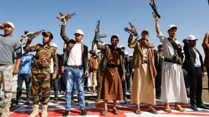 Miembros recién reclutados del grupo terrorista hutí asisten a una marcha de protesta contra Estados Unidos e Israel, en Saná, Yemen, el 21 de febrero de 2024. (Foto AP/Osamah Abdulrahman)