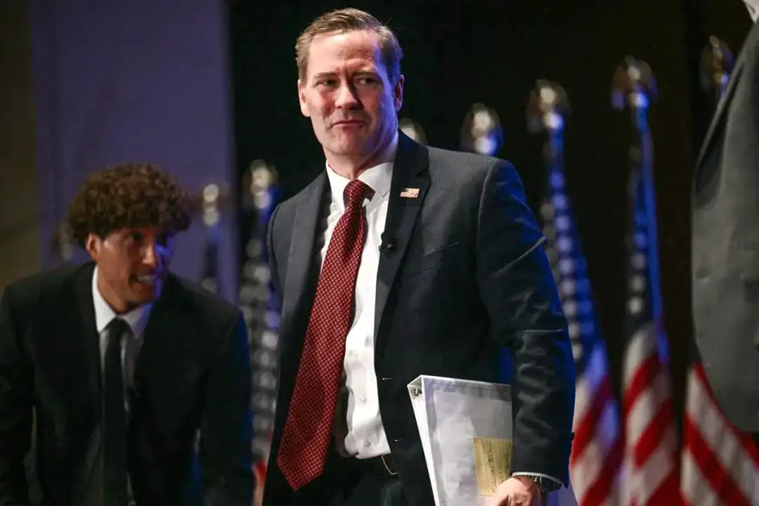 El asesor de Seguridad Nacional Mike Waltz llega para hablar en el Capitolio de Estados Unidos el 30 de abril de 2025. (Brendan Smialowski/AFP a través de Getty Images)