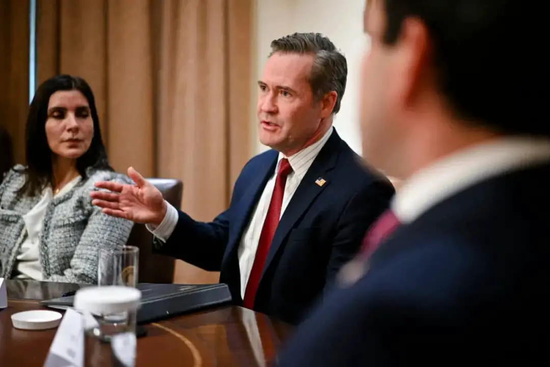 El asesor de seguridad nacional de Estados Unidos, Mike Waltz, habla durante una reunión con el presidente Donald Trump y los embajadores de Estados Unidos en la Sala del Gabinete de la Casa Blanca el 25 de marzo de 2025. (Mandel Ngan/AFP a través de Getty Images)
