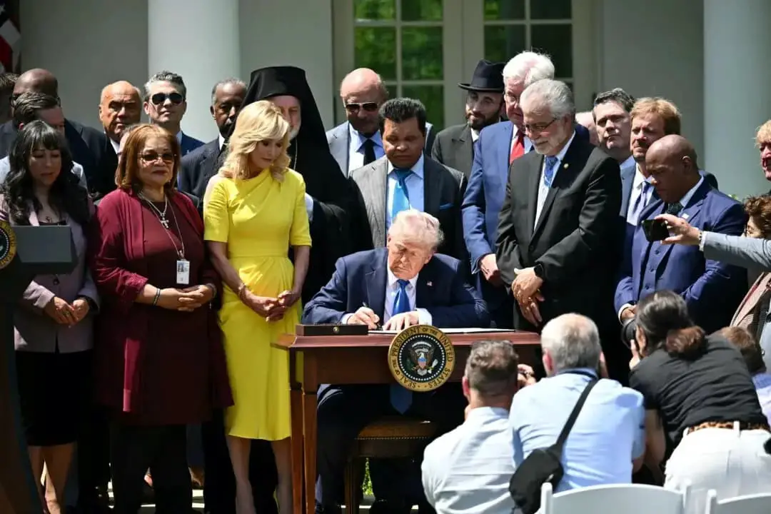 El presidente Donald Trump, rodeado de líderes religiosos, firma una orden ejecutiva sobre la creación de la Comisión para la Libertad Religiosa durante un acto celebrado con motivo del Día Nacional de Oración en el Jardín de las Rosas de la Casa Blanca el 1 de mayo de 2025. (Mandel NGAN/AFP a través de Getty Images)
