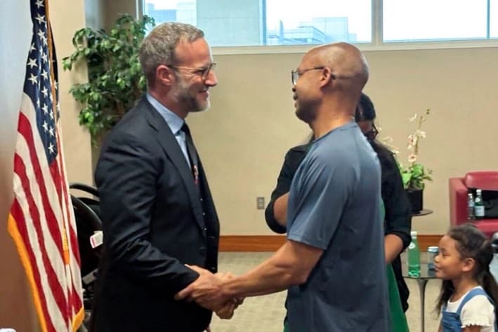 Kuwait libera a otros 10 estadounidenses sumando 47 en los primeros 100 días de Trump