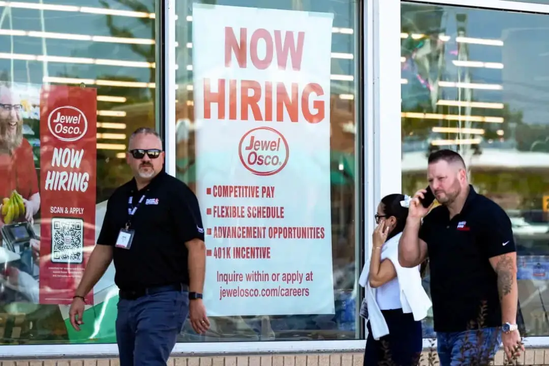 Se muestra un cartel de contratación en una tienda de comestibles en Deerfield, Illinois, el 25 de julio de 2024. (Nam Y. Huh, archivo/AP Photo)
